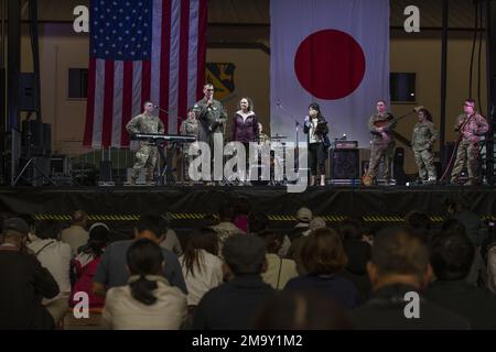 USA Air Force Oberst Andrew Campbell, 374. Airlift Wing Commander, teilt Notizen aus einem Brief mit, den er vom Gouverneur von Tokyo Yuriko Koike erhalten hat, in dem er dem Yokota Air Base ein erfolgreiches Freundschaftsfestival wünscht, während des japanisch-amerikanischen Freundschaftsfestivals 2022 auf dem Yokota Air Base, Japan, 22. Mai 2022. Das zweitägige Festival bot Besuchern die Gelegenheit, mehr über die bilaterale Partnerschaft zwischen den USA und Japan zu erfahren und gleichzeitig die Bindungen zwischen Yokota und den lokalen Gemeinschaften zu stärken. Yokota konnte die Veranstaltung mit Unterstützung der Japan Self-Defense Force, der Schwesterdienste und der ausrichten Stockfoto