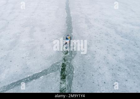 Cracking Ice Expedition Boat Exploration auf einem zertrümmerten Eisschild Stockfoto