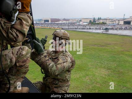 Tech. Sgt. Kyle Yeomans, 374. Operations Support Squadron Survival, evasion, Resistance & Escape Specialist, spricht Staff Sgt. Zach Webster, 459. Airlift Squadron Flight Engineer, beim Friendship Festival 2022 auf dem Luftwaffenstützpunkt Yokota, Japan, 21. Mai 2022. Das zweitägige Festival bot Besuchern die Gelegenheit, mehr über die bilaterale Partnerschaft zwischen den USA und Japan zu erfahren und gleichzeitig die Bindungen zwischen Yokota und den lokalen Gemeinschaften zu stärken. Yokota konnte die Veranstaltung mit Unterstützung der Japan Self-Defense Force, der Schwesterdienste und der lokalen Gemeinschaft ausrichten. Stockfoto