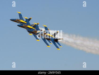 Vier Flugzeuge des US Navy (USN) Blue Angels F/A-18C Hornet-Demonstrationsteams fliegen während der jährlichen Flugschau im Naval Air Station (NAS), Lemoore, Kalifornien (CA) in enger Formation. Dieses Jahr wurde die Flugshow "Salute to the American Hero" genannt. Basis: Marineflugstation, Lemoore Bundesstaat: Kalifornien (CA) Land: Vereinigte Staaten von Amerika (USA) Stockfoto