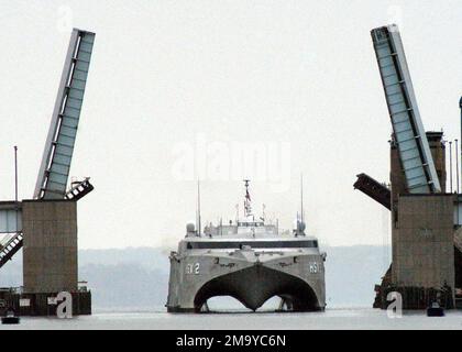 Die Woodrow Wilson Bridge Lifts öffnen sich, um das Hochgeschwindigkeitsschiff 2 (HSV-2) SWIFT passieren zu lassen, während das Versuchsschiff über den Potomac River gleitet. SWIFT legt in der Altstadt von Alexandria, Virginia, an, wo die Crew die Freiheit genießen und das Schiff der Öffentlichkeit und den Medien vorführen wird. Die Woodrow Wilson Bridge Lifts öffnen sich, um das Hochgeschwindigkeitsschiff 2 (HSV-2) SWIFT passieren zu lassen, während das Versuchsschiff über den Potomac River gleitet. SWIFT legt in der Altstadt von Alexandria, Virginia, an, wo die Crew die Freiheit genießen und das Schiff der Öffentlichkeit und den Medien vorführen wird. Stockfoto