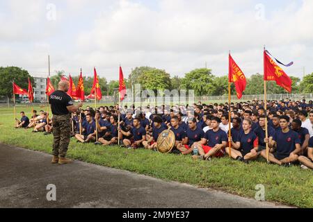 USA Michael Escobar, Sergeant Major der Recruiting Station Fort Lauderdale, informiert die anwesenden Poolees über die Rekrutierung von Umspannwerken in ganz Südflorida vor der jährlichen Poolfeier im Naval Operational Support Center in Miami, Florida, am 21. Mai 2022. RS Fort Lauderdale veranstaltete seit 2019 das erste Feldtreffen mit verzögertem Eintritt, um die Kandidaten für die Rekrutierung vorzubereiten, die Arbeitsmoral zu stärken und alle Fragen zu beantworten, die Familien über das Marine Corps haben. Stockfoto