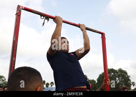 Poolee Joshua Juarez von der Marine Corps Recruiting Substation South Dade, Recruiting Station Fort Lauderdale, nimmt an einem Pull-Up-Staffelrennen während der jährlichen Poolveranstaltung im Naval Operational Support Center in Miami, Florida, am 21. Mai 2022 Teil. RS Fort Lauderdale veranstaltete seit 2019 das erste Feldtreffen mit verzögertem Eintritt, um die Kandidaten für die Rekrutierung vorzubereiten, die Arbeitsmoral zu stärken und alle Fragen zu beantworten, die Familien über das Marine Corps haben. Stockfoto