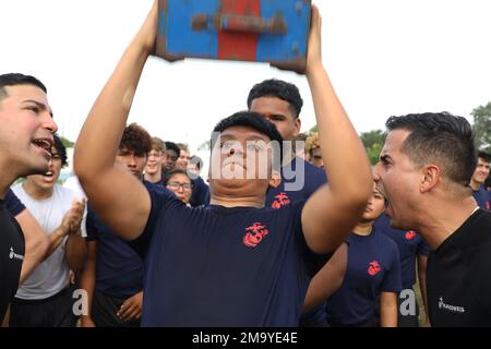 Ein Poolee von Recruiting Station Fort Lauderdale nimmt am 21. Mai 2022 an einem Munitionsrennen im Naval Operational Support Center in Miami, Florida, Teil. RS Fort Lauderdale veranstaltete seit 2019 das erste Feldtreffen mit verzögertem Eintritt, um die Kandidaten für die Rekrutierung vorzubereiten, die Arbeitsmoral zu stärken und alle Fragen zu beantworten, die Familien über das Marine Corps haben. Stockfoto