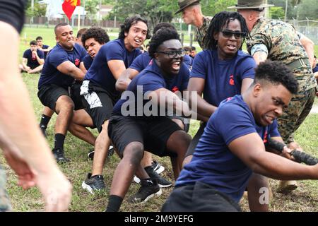 Poolees von Marine Corps Recruiting Station Fort Lauderdale treten während der jährlichen Poolveranstaltung im Naval Operational Support Center in Miami, Florida, am 21. Mai 2022 in Tug of war gegeneinander an. RS Fort Lauderdale veranstaltete seit 2019 das erste Feldtreffen mit verzögertem Eintritt, um die Kandidaten für die Rekrutierung vorzubereiten, die Arbeitsmoral zu stärken und alle Fragen zu beantworten, die Familien über das Marine Corps haben. Stockfoto
