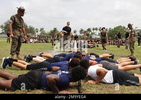 Poolees von Marine Corps Recruiting Station Fort Lauderdale treten während der jährlichen Poolveranstaltung im Naval Operational Support Center in Miami, Florida, am 21. Mai 2022 in Tug of war gegeneinander an. RS Fort Lauderdale veranstaltete seit 2019 das erste Feldtreffen mit verzögertem Eintritt, um die Kandidaten für die Rekrutierung vorzubereiten, die Arbeitsmoral zu stärken und alle Fragen zu beantworten, die Familien über das Marine Corps haben. Stockfoto