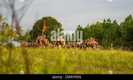 USA Marines, die der Lima Company zugeteilt sind, 3. Bataillon, 23. Marine Regiment, führen eine Firmenwanderung während einer Mission Probeübung in Fort Campbell, Kentucky, 21. Mai 2022. Lima Company hat sich mit anderen Einheiten aus dem Jahr 3/23 in Fort Campbell zu einer Mission Probeübung zusammengefunden, um sich auf die bevorstehende Integrated Training Exercise (ITX) 4-22 im Sommer 2022 vorzubereiten. Die Marines of India Company und die Lima Company führten Manöver im Feuerwehrauto durch, um die Schulungsbereiche bei ITX zu simulieren. Stockfoto