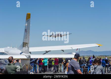 Ein C-54 Skymaster startet vom Flughafen in Spanish Fork, Utah, 21. Mai 2022. Süßigkeiten, die an Fallschirme gefesselt wurden, wurden zu Ehren des legendären Piloten Oberst Gail Halverson aus dem Zweiten Weltkrieg, der am besten als „Berlin Candy Bomber“ oder „Onkel Wiggly Wings“ bekannt ist, auf eine wartende Menge fallen gelassen, weil er während des Berliner Lufttransports von 1948 bis 49 Süßigkeiten an deutsche Kinder abgegeben hat. (USA Air Force Photo David Perry) Stockfoto