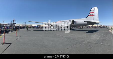 Ein C-54 Skymaster bereitet sich auf den Start in Spanish Fork, Utah, am 21. Mai 2022 vor. In Zusammenarbeit mit den USA Air Force 75. Jubiläumsjahr, Bonbons an Fallschirme gebunden, wurden auf eine wartende Menge zu Ehren des legendären Piloten aus dem Zweiten Weltkrieg Oberst Gail Halverson, am besten bekannt als „Berlin Candy Bomber“ oder „Onkel Wiggly Wings“, weil er während des Berliner Lufttransports von 1948 bis 49 Bonbons an deutsche Kinder abgegeben hat, fallen gelassen. (USA Air Force Photo David Perry) Stockfoto
