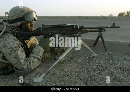 Ein US Marine Corps (USMC) Marine, der dem Waffenzug, Kompanie E, 2. Bataillon, 1. Marineregiment, zugewiesen wurde, hat ein 7,62mm M240G-Maschinengewehr aus einer Defensivposition am Kleeblatt außerhalb des Highway One, in der Nähe der Stadt Fallujah, Irak. Die Marines unterbrachen den Verkehr in die Stadt bei einer Operation zur Isolierung und Ausrottung von Terroristen, die für die jüngsten Angriffe auf die Koalitionsstreitkräfte während der Operation „IRAKISCHE FREIHEIT“ verantwortlich sind. Operation/Serie: IRAKISCHE FREIHEITSBASIS: Fallujah Staat: Al Anbar Land: Irak (IRQ) Stockfoto