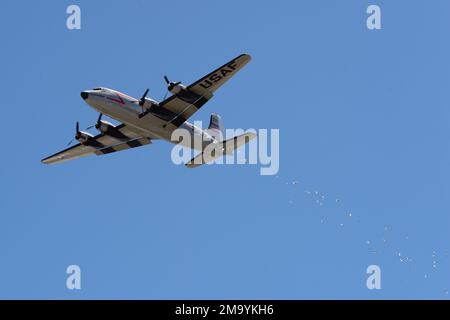 Vom Fallschirm gesprungene Süßigkeiten werden von einem C-54 Skymaster in Spanish Fork, Utah, am 21. Mai 2022 zu Ehren des legendären Piloten Oberst Gail Halverson aus dem Zweiten Weltkrieg abgegeben. Halverson war am besten bekannt als „Berlin Candy Bomber“ oder „Onkel Wiggly Wings“, weil er deutsche Kinder während des Berliner Lufttransports von 1948 bis 49 mit Süßigkeiten versorgt hat. Stockfoto