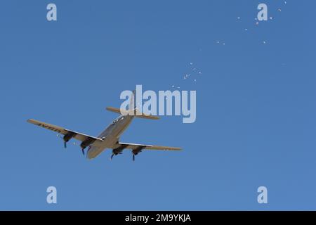 Vom Fallschirm gesprungene Süßigkeiten werden von einem C-54 Skymaster in Spanish Fork, Utah, am 21. Mai 2022 zur Feier des legendären Piloten aus dem Zweiten Weltkrieg Oberst Gail Halverson fallen gelassen. Halverson war am besten bekannt als „Berlin Candy Bomber“ oder „Onkel Wiggly Wings“, weil er deutsche Kinder während des Berliner Lufttransports von 1948 bis 49 mit Süßigkeiten versorgt hat. Diese Feier fällt mit dem AF 75. Jubiläum zusammen. Stockfoto