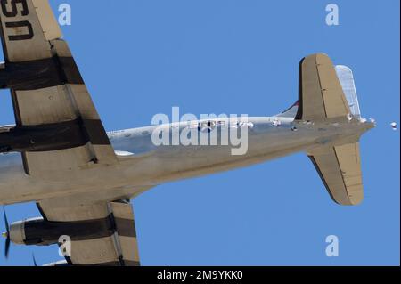 Vom Fallschirm gesprungene Süßigkeiten werden von einem C-54 Skymaster in Spanish Fork, Utah, am 21. Mai 2022 zur Feier des legendären Piloten aus dem Zweiten Weltkrieg Oberst Gail Halverson fallen gelassen. Halverson war am besten bekannt als „Berlin Candy Bomber“ oder „Onkel Wiggly Wings“, weil er deutsche Kinder während des Berliner Lufttransports von 1948 bis 49 mit Süßigkeiten versorgt hat. Stockfoto