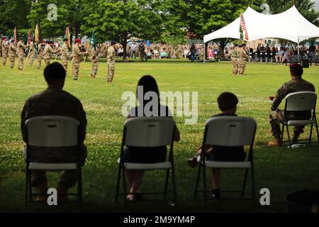 Eine Gold Star-Familie begleitet ihre Green Beret-Eskorte während der jährlichen 5. Special Forces Group (Airborne), Gold Star Zeremonie in Fort Campbell, Ky., 21. Mai 2022. Die Gedenkzeremonie ehrt die Familien der gefallenen Helden der Sondereinsätze. Stockfoto