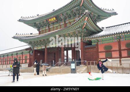 Seoul, Korea. 21. Dezember 2022. Gyeongbokgung Palast Vordertore an einem verschneiten Wintertag. Gyeongbokgung Palast ist ein historischer Palast im Norden von Seoul. Es wurde 1395 während der Joseon-Dynastie erbaut und diente über 500 Jahre lang als königlicher Palast. Der Palast wurde restauriert und ist für die Öffentlichkeit für Touren zugänglich. Besucher können die wunderschöne Architektur sehen und mehr über die Geschichte des Palastes und der Joseon-Dynastie erfahren. Auf dem Palastgelände befinden sich verschiedene Gebäude, darunter die Thronhalle, die große Halle und das Nationale Volksmuseum von Korea. Besucher können auch Zeuge der werden Stockfoto