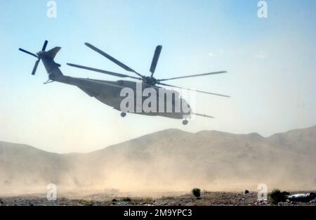 040410-M-8703S-017. Basis: USMC Air Ground Combat Center State: California (CA) Country: United States of America (USA) Scene Major Command gezeigt: 3. Battalion 1. Marines Stockfoto