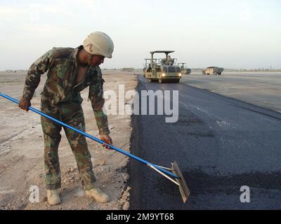 US Army (USA) Specialists (SPC) Kevin Craft, 277. Engineering Company, 420. Engineering Brigade, trifft die abschließenden Vorbereitungen für den Rolling von neuem Asphalt während eines Rollbahn-Erweiterungsprojekts auf dem Camp Anaconda Balad Air Base (ab), Irak während der Operation IRAQI FREEDOM. Operation/Serie: IRAKISCHE FREIHEITSBASIS: Camp Anaconda, Balad-Luftwaffenstützpunkt Land: Irak (IRQ) Stockfoto