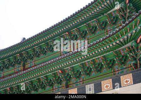 Seoul, Korea. 21. Dezember 2022. Gyeongbokgung Palast Vordertore an einem verschneiten Wintertag. Gyeongbokgung Palast ist ein historischer Palast im Norden von Seoul. Es wurde 1395 während der Joseon-Dynastie erbaut und diente über 500 Jahre lang als königlicher Palast. Der Palast wurde restauriert und ist für die Öffentlichkeit für Touren zugänglich. Besucher können die wunderschöne Architektur sehen und mehr über die Geschichte des Palastes und der Joseon-Dynastie erfahren. Auf dem Palastgelände befinden sich verschiedene Gebäude, darunter die Thronhalle, die große Halle und das Nationale Volksmuseum von Korea. Besucher können auch Zeuge der werden Stockfoto