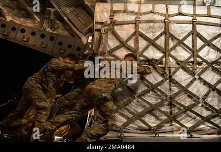 US Air Force Airmen, die dem Aerial Port Squadron 721. zugewiesen wurden, laden eine Palette von Säuglingsnahrung auf ein C-17 Globemaster-Flugzeug, das der Joint Base Pearl Harbor-Hickam, Hawaii, auf dem Ramstein Air Base, Deutschland, am 22. Mai 2022 zugewiesen wurde. Die Säuglingsnahrung kam aus der Schweiz als Teil der Operation Fly Formula der US-Regierung an, um Säuglingsnahrung aufgrund kritischer Engpässe dort schnell in die USA zu transportieren. Im Rahmen der Operation Fly Formula sind die USDA und das Ministerium für Gesundheit und menschliche Dienste befugt, das Verteidigungsministerium um Unterstützung bei der Abholung der Säuglingsnahrung im Ausland zu bitten Stockfoto