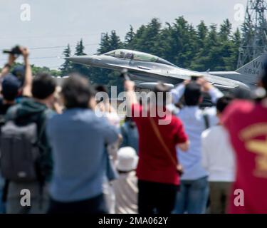 Das F-16 Demonstrationsteam der Pacific Air Forces vom Misawa Air Base, Japan, führt eine Landung während des Friendship Festivals 2022 auf dem Yokota Air Base, Japan, am 22. Mai durch. Die Demonstration war eines von vielen Veranstaltungen am Wochenende, bei denen die Fähigkeiten des US-Militärs gezeigt wurden. Stockfoto