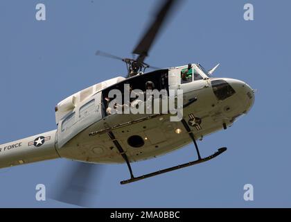 Oberst Andrew Campbell, 374. Luftschleusskommandeur, winkt der Menge von einem UH-1H Irokois, das zur 459. Luftschleuse gehört, während einer UH-1-Rettungsdemonstration beim Friendship Festival 2022, auf dem Yokota Luftwaffenstützpunkt, Japan, 22. Mai 2022. Das zweitägige Festival bot Besuchern die Gelegenheit, mehr über die bilaterale Partnerschaft zwischen den USA und Japan zu erfahren und gleichzeitig die Bindungen zwischen Yokota und den lokalen Gemeinschaften zu stärken. Yokota konnte die Veranstaltung mit Unterstützung der Japan Self-Defense Force, der Schwesterdienste und der lokalen Gemeinschaft ausrichten. Stockfoto