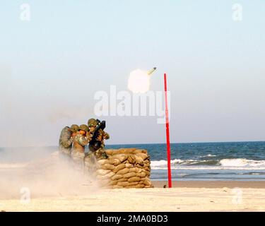 US Marine Corps (USMC) Marines, die Alpha Company, 2. Low Altitude Air Defense (2LAAD) Squadron, zugewiesen wurden, feuern eine FIM-92 Stinger, man Portable Air Defense System (MANPADS) Rakete, während der Battalion Fire Exercise (BNFEX), in Onslow Beach, Camp Lejeune, North Carolina (NC). Basis: Marinestützpunkt, Camp Lejeune Bundesstaat: North Carolina (NC) Land: Vereinigte Staaten von Amerika (USA) Stockfoto