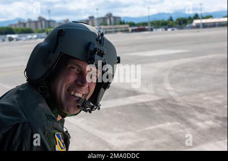 Oberst Andrew Campbell, 374. Luftwaffenkommandant, lächelt für ein Foto während des Friendship Festivals 2022, am Yokota Air Base, Japan, 22. Mai 2022. Das zweitägige Festival bot Besuchern die Gelegenheit, mehr über die bilaterale Partnerschaft zwischen den USA und Japan zu erfahren und gleichzeitig die Bindungen zwischen Yokota und den lokalen Gemeinschaften zu stärken. Yokota konnte die Veranstaltung mit Unterstützung der Japan Self-Defense Force, der Schwesterdienste und der lokalen Gemeinschaft ausrichten. Stockfoto