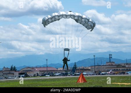 Ein Fallschirmjäger der 1. Luftwaffenbrigade stammt von einem USAF C-130J Super Herkules ab, der der 36. Luftwaffenschwadron während des japanisch-amerikanischen Freundschaftsfestivals auf dem Luftwaffenstützpunkt Yokota, Japan, am 22. Mai 2022 zugeteilt wurde. Ein Team aus sechs Mitgliedern, bestehend aus US-amerikanischen Air Force und JGSDF-Fallschirmjäger führten während des Festivals eine militärische Demonstration im freien Fall durch, um ihre Fähigkeiten zu demonstrieren. Während des zweitägigen Festivals kamen mehr als 110.000 Teilnehmer nach Yokota, um die Veranstaltung zu erleben. Ziel des Festivals ist es, die bilateralen Beziehungen zwischen den USA und Japan zu vertiefen Stockfoto