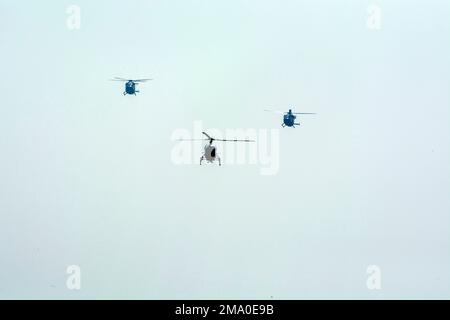 Drei Militärhubschrauber fliegen am Himmel in Arrow Head Formation - Military Aircraft Group. Stockfoto