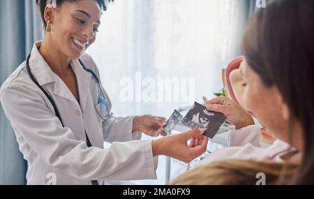 Arzt, Schwangere und Ultraschallbild mit Glück, Begeisterung und Familienplanung in der Klinik. Schwarze Frau Sanitäterin, Ultraschallbild und Gesundheitswesen Stockfoto