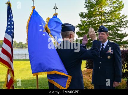 Oberst David Lopez, Befehlshaber des Luftwaffenkommandos, tritt am 22. Mai 2022 zum Brigadegeneral am Luftwaffenstützpunkt Langley auf. Lopez hat geschworen, als er sich bereit machte, seine neuesten Aufgaben zu übernehmen. Stockfoto