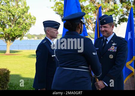 Oberst David Lopez, Befehlshaber des Luftwaffenkommandos, tritt am 22. Mai 2022 zum Brigadegeneral am Luftwaffenstützpunkt Langley auf. General Mark Kelly, COMACC, leitete seine Zeremonie. Stockfoto