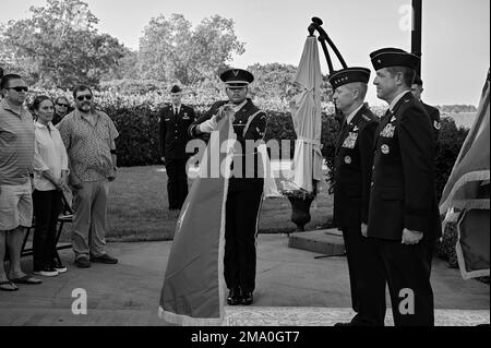 Oberst David Lopez, Befehlshaber des Luftwaffenkommandos, tritt am 22. Mai 2022 zum Brigadegeneral am Luftwaffenstützpunkt Langley auf. Lopez hat sich mit engen Freunden, Familie und Kollegen zusammengefunden, um seine Leistung zu feiern. Stockfoto