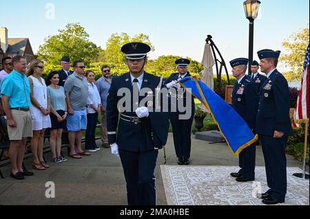 Oberst David Lopez, Befehlshaber des Luftwaffenkommandos, tritt am 22. Mai 2022 zum Brigadegeneral am Luftwaffenstützpunkt Langley auf. Lopez bekam seine 1-Sterne-General Offiziersflagge. Stockfoto