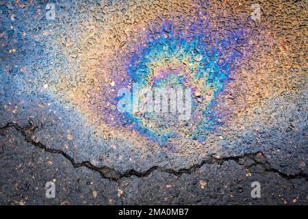 Mehrfarbiges Ölteppich auf Asphaltstraße Stockfoto