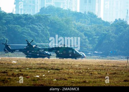 Kalkutta, Indien, 15. Dezember 2022. Der Militärhubschrauber ist bereit, auf dem Boden einer Stadt zu fliegen. Stockfoto