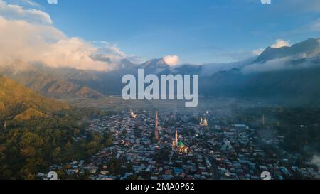 Luftaufnahme einiger landwirtschaftlicher Felder in Sembalun. Sembalun liegt am Hang des Berges Rinjani und ist von wunderschönen grünen Bergen umgeben Stockfoto