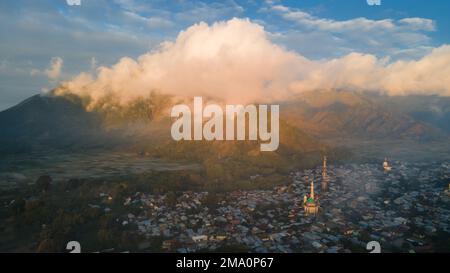 Luftaufnahme einiger landwirtschaftlicher Felder in Sembalun. Sembalun liegt am Hang des Berges Rinjani und ist von wunderschönen grünen Bergen umgeben Stockfoto