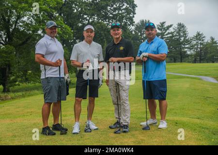 John Fuson, Mike Leutert, Ron Farley und Justin Teasley (von links) posieren für ein Foto, während sie an der Woche des Eagles Golf Tournament am 22. Mai 2022 in Fort Campbell Ky teilnehmen. Das Turnier ist eines von vielen Esprit-de-Corps-Veranstaltungen im Rahmen der Eagles-Woche von Fort Campbell. Stockfoto