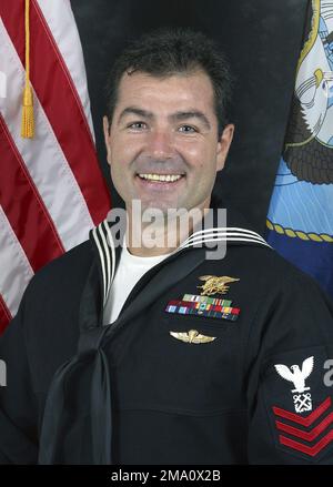 Portrait: US Navy (USN) (PO1) Boatswains Mate 1. Class (BM1) Brian J. Ouellette, zugeteilt als Mitglied des Sea, Air, and Land (SEAL) Teams der Navy Special Warfare Group Two, Little Creek, Virginia (VA), wurde im Einsatz getötet, als er die dauerhafte FREIHEIT der Operation in Afghanistan unterstützte. (Aus dem Navy Newsstand Magazine). Land: Vereinigte Staaten von Amerika (USA) Stockfoto