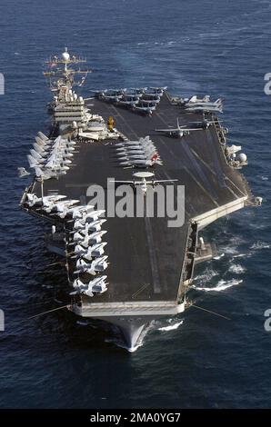 040603-N-5319A-007. Land: Arabian Gulf Scene Major Command gezeigt: USS GEORGE WASHINGTON (CVN73) Stockfoto