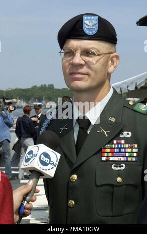 040605-N-1823S-150. [Complete] (Vollständig) Bildunterschrift: Oberst (COL) der US-Armee (USA) Robert J. Pratt, Befehlshaber der ÜBUNGSMISSION BALTIC OPERATION 2004 (BALTOPS 04) Landstreitkräfte, interviewt von einem Mitglied der lokalen Medien an Bord der US Navy (USN) Ticonderoga Class Guided Missile Cruiser (Aegis) USS SAN JACINTO (CG 56) während ihres Einsatzes in Gdynia, Polen. BALTOPS 2004 ist eine individuelle kombinierte See- und Landübung in der Ostsee, die im Geiste der Partnerschaft für den Frieden (PFP) durchgeführt wird. Die Operation läuft vom 07-19. Juni 2004 an und umfasst NATO- und nicht-NATO-Teilnehmer. Die Mission von BALTOPS 2004 ist Stockfoto