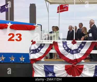 040605-O-0000C-001. [Complete] Scene Caption: Die ehemalige First Lady Rosalynn Carter zerschmettert während der Taufzeremonie der Schiffe in der Electric Boat Corporation of Connecticut, Groton Shipyard, Connecticut (CT), eine Flasche Champagner gegen das Segel der US Navy (USN) SEAWOLF: Attack Submarine, USS JIMMY CARTER (SSN 23). Ebenfalls abgebildet sind John P. Casey (links), Präsident der Electric Boat Division, und der ehemalige US-Präsident Jimmy Carter, der Namensgeber des Schiffs, Sekretär der Marine (SECNAV), der ehrenwerte Gordon England, USA Repräsentant Rob Simmons (R-CT); Matr Stockfoto