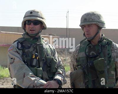 040607-M-0631S-015. [Complete] Szene Caption: US Army (USA) Lieutenant Colonel (LTC) Richard M. Cabrey (links), Bataillonskommandeur, Feldartillerie, 1. Bataillon, 5. Feldartillerie (1-5), Und Oberst (COL) des US Marine Corps (USMC) Jerry L. Durrant, Befehlshaber der irakischen Sicherheitskräfte, 1. Marine Division (MAR DIV), beobachten eine Schulungsveranstaltung in Camp Ali, dem 60. Ausbildungslager des irakischen Zivilschutzkorps (ICDC) während der Operation IRAQI FREEDOM and Operation HANDSCHUH. Das 1. Brigaden-Kampfteam (BCT), 1. Infanteriedivision (ID), führt eine gemeinsame Ausbildungsübung für die Ar Ramadi Iraqi Police SE durch Stockfoto