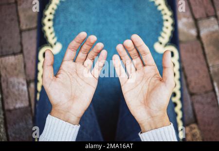 Hände, muslime und beten zu Allah, gott oder dem Schöpfer auf salah Matte, der dua auf dem Boden macht. Die Hand des islamischen Mannes im Gebet für die islamische Religion Stockfoto