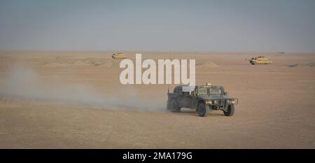 Soldaten des 1. Combined Arms, 163. Cavalry Regiment führen am 30. Mai 2022 in Udairi Range, Kuwait, eine Feuerübung mit kombinierten Waffen auf Bataillonsebene (CALFEX) durch. Soldaten führen CALFEX durch, um Soldaten in ihren Fähigkeiten auszubilden und die allgemeine Einsatzbereitschaft aufrechtzuerhalten. Stockfoto