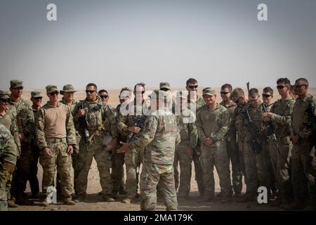 General Antonio Aguto, Befehlshaber der Ersten Armee, spricht nach einer Feuerübung auf Bataillonsebene am Udairi Range, Kuwait, am 30. Mai 2022 zu Soldaten des 1. Kombi-Rüstungsregiments, 163. Kavallerie-Regiments. Soldaten führen CALFEX durch, um Soldaten in ihren Fähigkeiten auszubilden und die allgemeine Einsatzbereitschaft aufrechtzuerhalten. Stockfoto