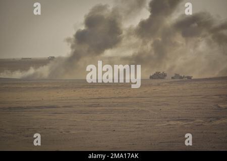 Soldaten des 1. Combined Arms, 163. Cavalry Regiment führen am 30. Mai 2022 in Udairi Range, Kuwait, eine Feuerübung mit kombinierten Waffen auf Bataillonsebene (CALFEX) durch. Soldaten führen CALFEX durch, um Soldaten in ihren Fähigkeiten auszubilden und die allgemeine Einsatzbereitschaft aufrechtzuerhalten. Stockfoto