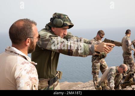 Französische Streitkräfte in Dschibuti (FFDJ) und italienische Streitkräfte führen zusammen mit Soldaten der Virginia Army National Guard, die der Task Force Red Dragon zugewiesen sind, eine gemeinsame Task Force – Horn von Afrika, eine Scharfschützenruhe im Arta Range Complex, Dschibuti, am 22. Mai 2022 durch. Französische, italienische und US-amerikanische Militärangehörige haben sich im Umgang mit Waffensystemen bereichert und während dieser gemeinsamen Schulung Informationen ausgetauscht. Mitglieder der CJTF-HOA bilden sich regelmäßig aus und arbeiten mit Verbündeten, Partnern und Regierungsorganisationen zusammen, um gemeinsame Anstrengungen zur Verbesserung der Sicherheit und des Wohlstands in Ostafrika zu Unternehmen. Stockfoto