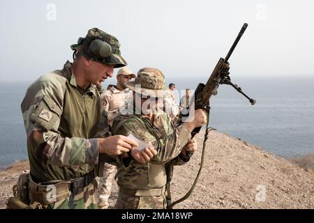 Französische Streitkräfte in Dschibuti (FFDJ) und italienische Streitkräfte führen zusammen mit Soldaten der Virginia Army National Guard, die der Task Force Red Dragon zugewiesen sind, eine gemeinsame Task Force – Horn von Afrika, eine Scharfschützenruhe im Arta Range Complex, Dschibuti, am 22. Mai 2022 durch. Französische, italienische und US-amerikanische Militärangehörige haben sich im Umgang mit Waffensystemen bereichert und während dieser gemeinsamen Schulung Informationen ausgetauscht. Mitglieder der CJTF-HOA bilden sich regelmäßig aus und arbeiten mit Verbündeten, Partnern und Regierungsorganisationen zusammen, um gemeinsame Anstrengungen zur Verbesserung der Sicherheit und des Wohlstands in Ostafrika zu Unternehmen. Stockfoto